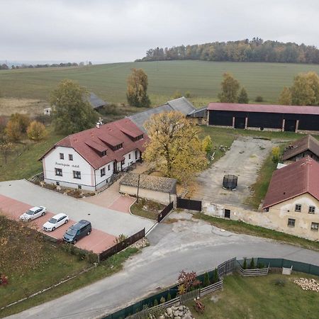 Отель Pernstejnuv Statek Divci Kopy Экстерьер фото