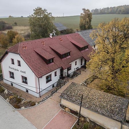 Отель Pernstejnuv Statek Divci Kopy Экстерьер фото