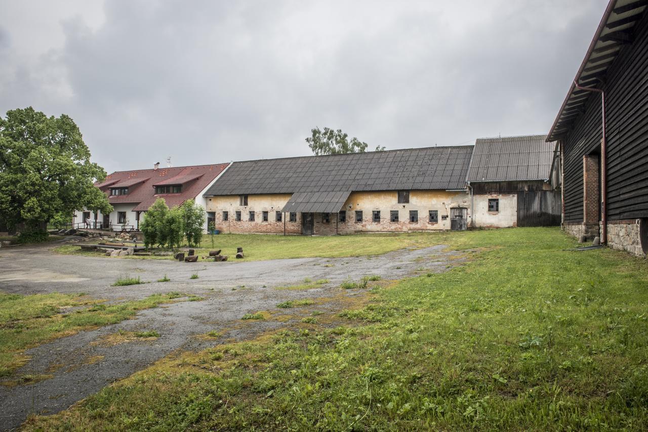 Отель Pernstejnuv Statek Divci Kopy Экстерьер фото