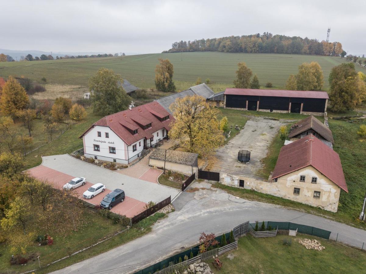 Отель Pernstejnuv Statek Divci Kopy Экстерьер фото